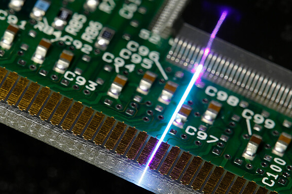 Measurement with blue laser line onto PCB