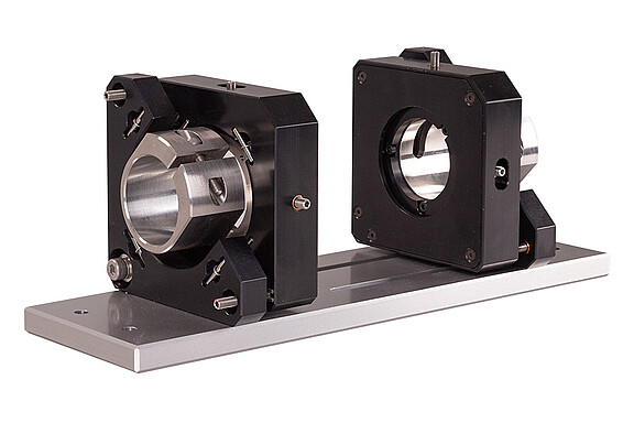 Adjustable mounting adapter for optimal alignment of the measuring object